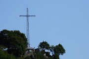 45 Dal Rifugio Monte Zucco zoom sulla croce dello Zucco